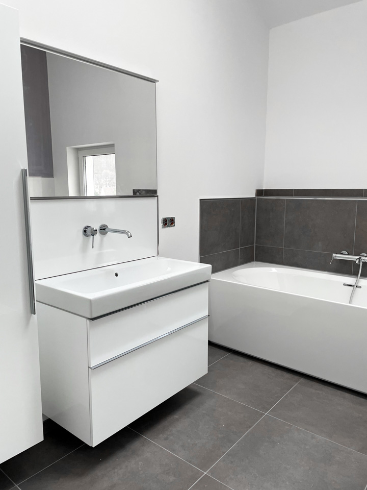 Badspiegel und Badewanne