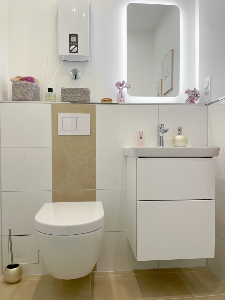 Stylisches Gäste-WC und helles Fliesenbild